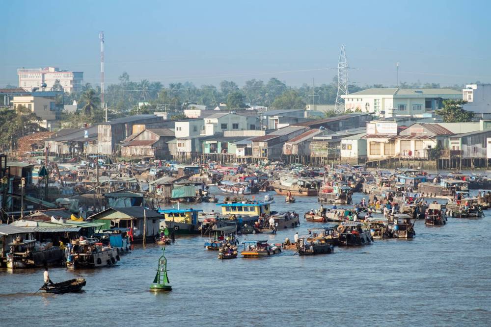 Una scena vivace del mercato galleggiante di Cai Rang, vista dall'alto.
